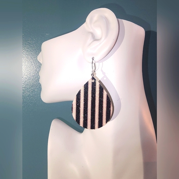 Teardrop Shaped handmade earrings - Black and white stripe with shimmery glitter - Picture 1 of 6